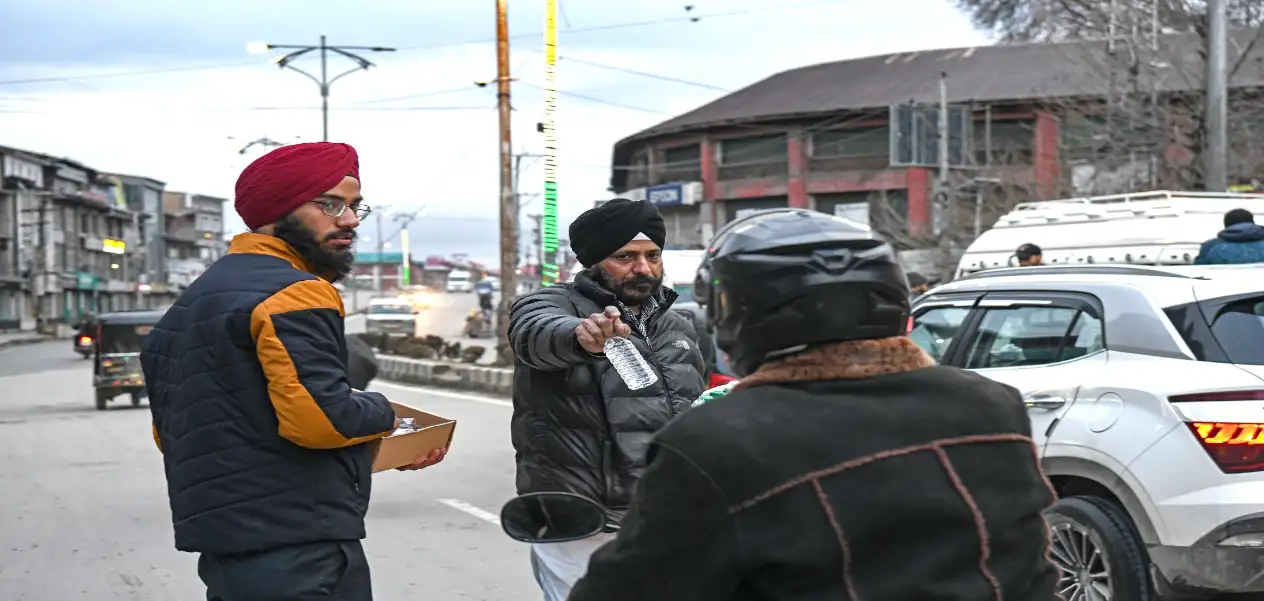 Unique initiative of Sikh youth in Kashmir, distributed Iftar to fasting people during Ramzan