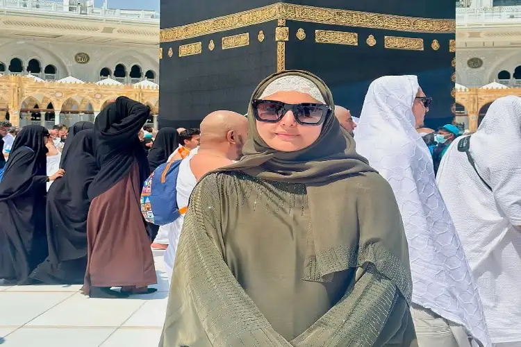 Hina Khan performs Umrah amid cancer treatment during Ramzan