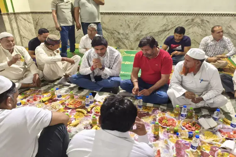 Councillor Deepak Yadav of Ward No. 42 extended greetings of Roza Iftar and Ramadanul Mubarak at Jama Masjid Uncha village.