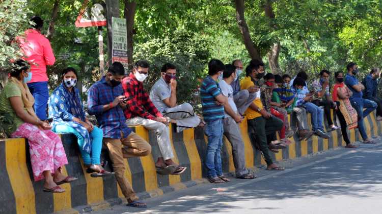 https://hindi.awazthevoice.in/upload/news/31_1_People_waiting_for_refilling_their_oxygen_cylinders_from_Indirapuram_Gurudwara_in_UP_bordering_Delhi.jpg