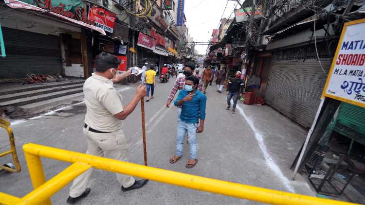 https://hindi.awazthevoice.in/upload/news/75_4_A_lone_pliceman_is_keeping_check_on_those_trying_to_violate_curfew_resctictions_in_an_old_Delhi_street.jpg